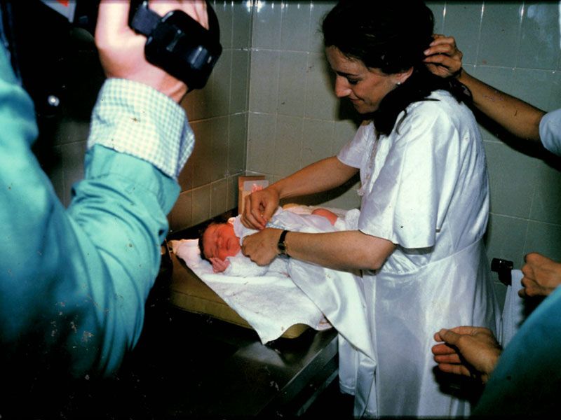 Mujer atendiendo a un bebé